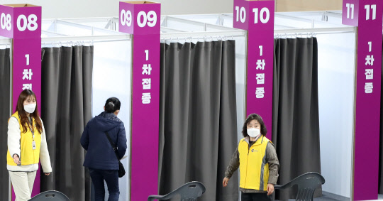 ]15일 강원 춘천시 봄내체육관에 마련된 코로나19 예방접종센터에서 한 시민이 백신 접종실로 향하고 있다. 연합뉴스